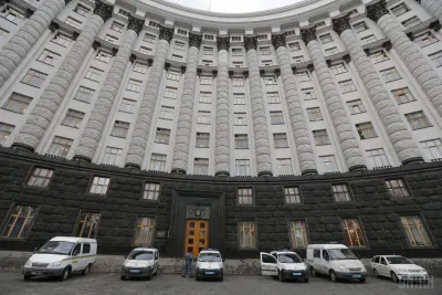 Уряд заморозив частину видатків: прем’єр відповів, чи платитимуть пенсії українцям