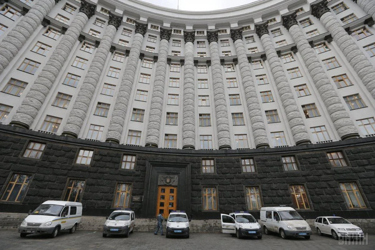 Уряд заморозив частину видатків: прем’єр відповів, чи платитимуть пенсії українцям