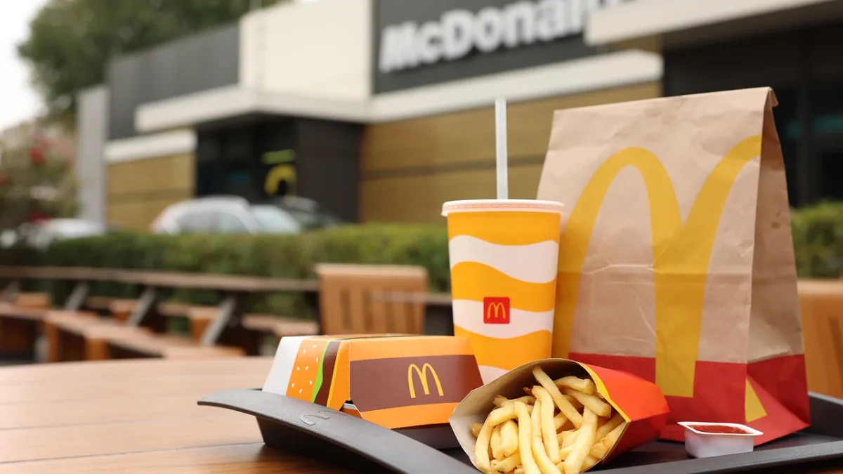 McDonald’s в Україні тимчасово скоротив меню після російської атаки на склад логістичного партнера