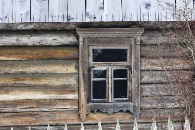 Будинок "за ціною паркану": 21-річний українець купив житло, яке розкололося навпіл