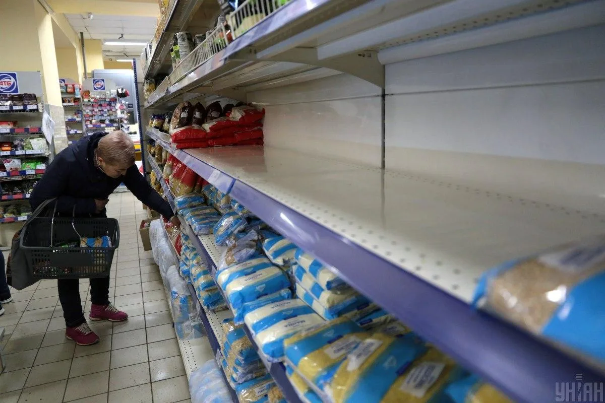 Магазини ввели обмеження на продаж товарів: міністр попередив про ризики