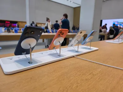 Українці розповіли, чи купуватимуть смартфони перед подорожчанням