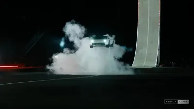 Tesla показала спорткар, який може стрибати завдяки двигунам SpaceX